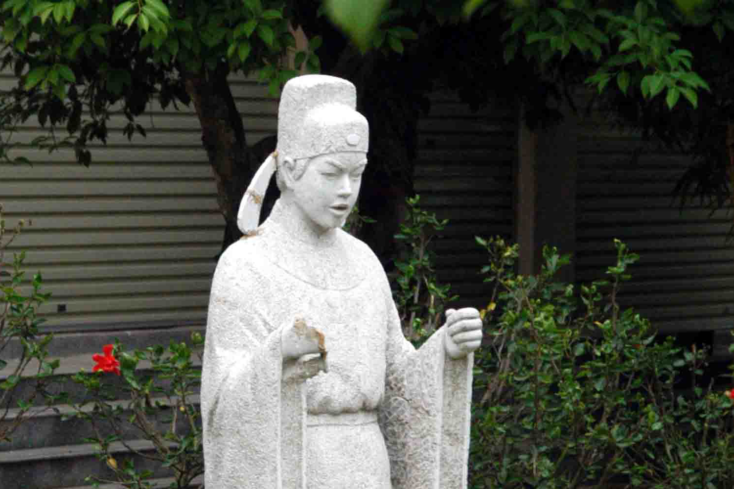 孔明和陆羽石雕